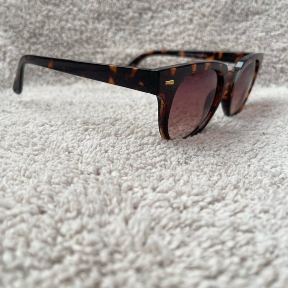Universal Thread Tortoise Shell Sunglasses - Picture 4 of 5